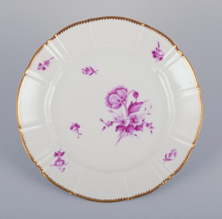 Bing & Grøndahl. Ensemble de six assiettes à déjeuner avec décorations florales en violet et bordure dorée. Peint à la main.
Vers les années 1920.
Marqué.
En parfait état. Ne semble pas avoir été utilisé.
Première qualité d'usine.
Diamètre 21,4 cm.