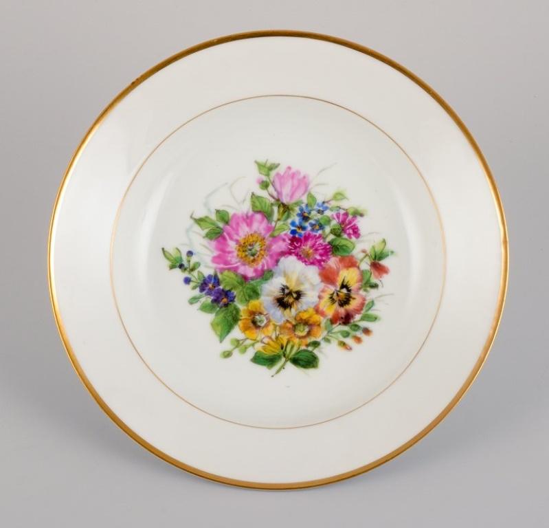 Bing & Grøndahl, six assiettes creuses en porcelaine peinte à la main avec des fleurs polychromes et des décorations dorées.
1920/30s.
En parfait état.
Marqué.
Première qualité d'usine.
Dimensions : D 21,0 cm. x H 4,0 cm.
