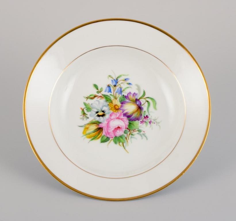 Bing & Grøndahl, six deep plates in porcelain hand-painted with polychrome flowers and gold decoration.
1920/30s.
In excellent condition.
Marked.
First factory quality.
Dimensions: D 24.0 cm. x H 4.5 cm.



