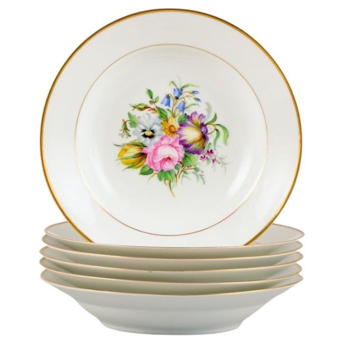 Bing & Grøndahl, six assiettes creuses en porcelaine peinte à la main avec des fleurs.