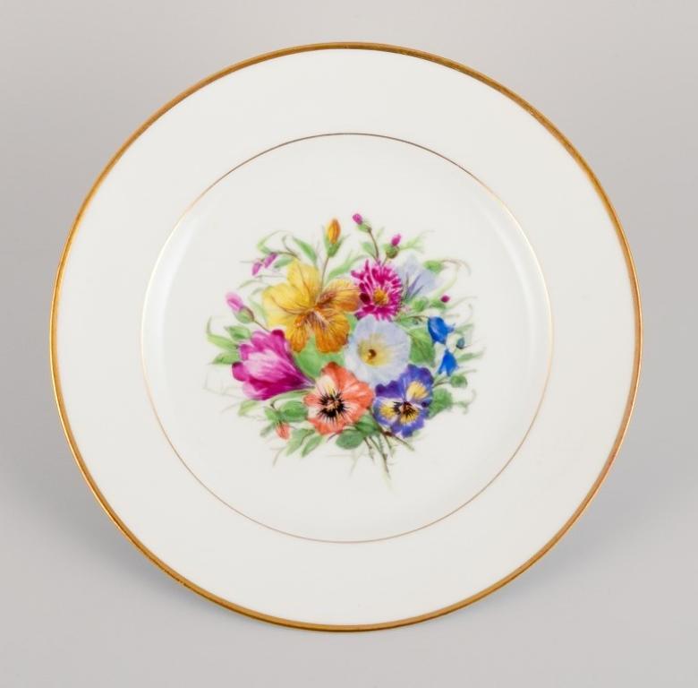 Bing & Grøndahl, six dinner plates in porcelain hand-painted with polychrome flowers and gold decoration.
Approx. 1920/30s.
In excellent condition.
Marked.
First factory quality.
Dimensions: D 24.0 cm.

