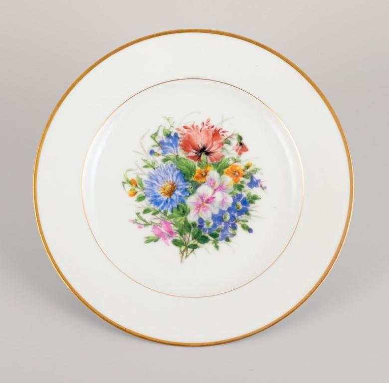 Danois Bing & Grøndahl, six assiettes plates en porcelaine avec fleurs polychromes. en vente
