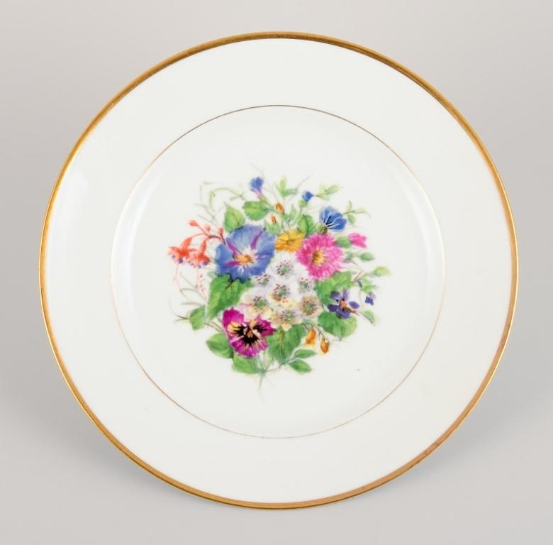 Peint à la main Bing & Grøndahl, six assiettes plates en porcelaine avec fleurs polychromes. en vente