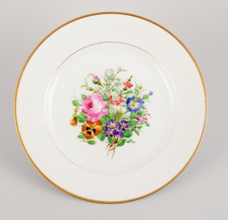 Bing & Grøndahl, six assiettes plates en porcelaine avec fleurs polychromes. Excellent état - En vente à Copenhagen, DK