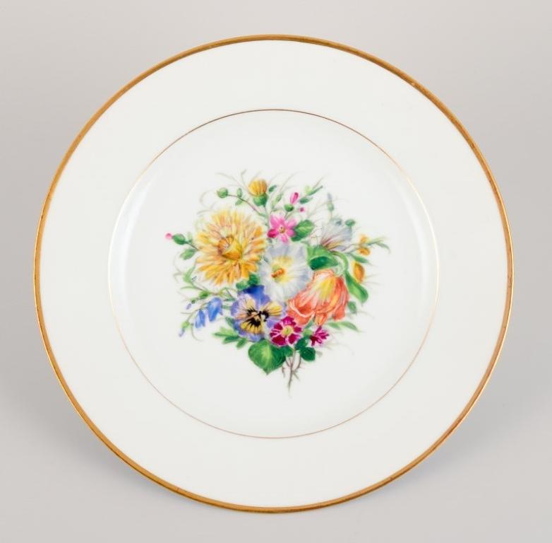 Début du 20ème siècle Bing & Grøndahl, six assiettes plates en porcelaine avec fleurs polychromes. en vente