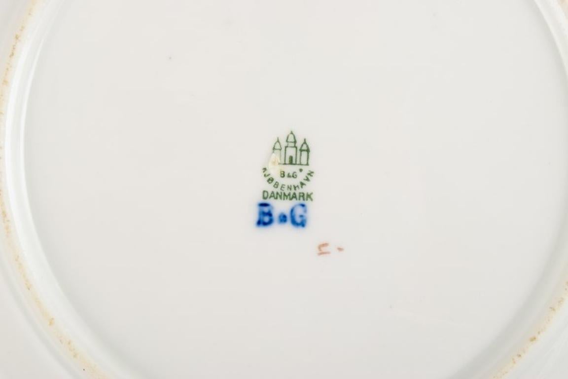 Bing & Grøndahl, six assiettes plates en porcelaine avec fleurs polychromes. en vente 1