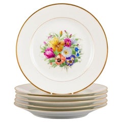 Bing & Grøndahl, six assiettes plates en porcelaine avec fleurs polychromes.