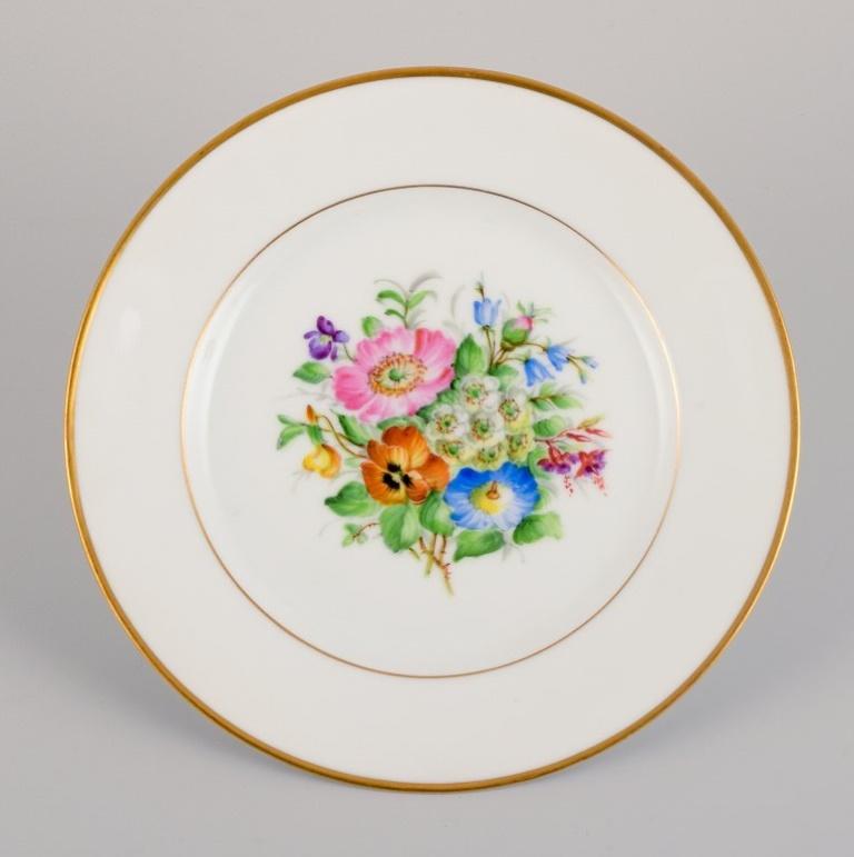 Bing & Grøndahl, six porcelain lunch plates hand-painted with polychrome flowers and gold decoration.
Approx. 1920/30s.
In excellent. condition.
Marked.
First factory quality.
Dimensions: D 21.0 cm.