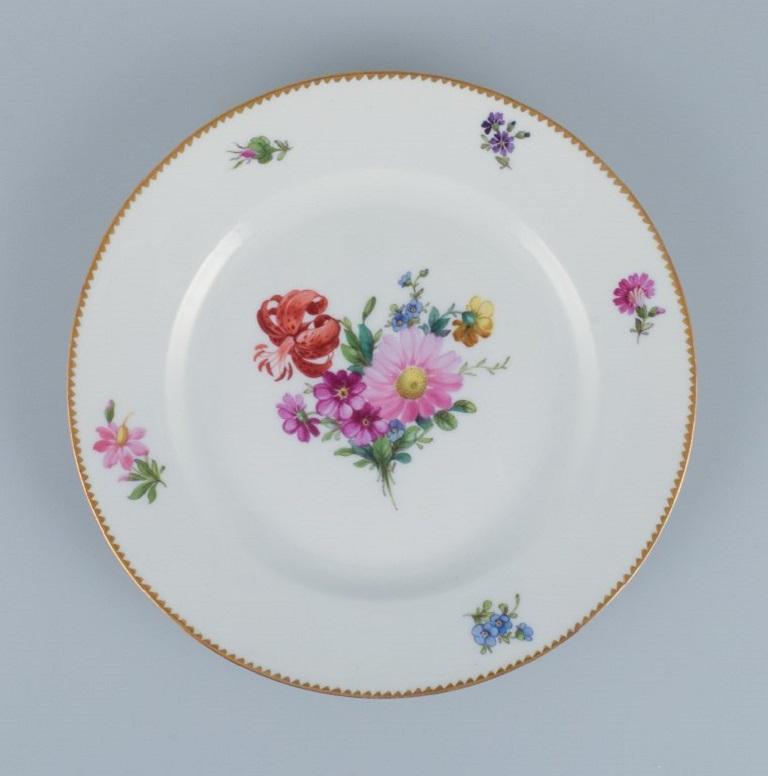 Bing & Grøndahl, six Saxon Flower dinner plates, hand painted with floral motifs in polychrome colors and gold edge.
Approx. 1920s.
In perfect condition. Appears unused.
First factory quality.
Measurements: D 23.7 cm.


