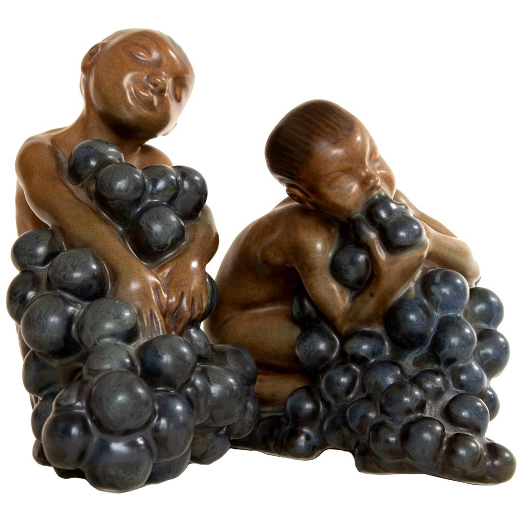 Bing & Grøndahl, Figurines en grès, Bacchus et garçon avec des raisins par Kai Nielsen en vente