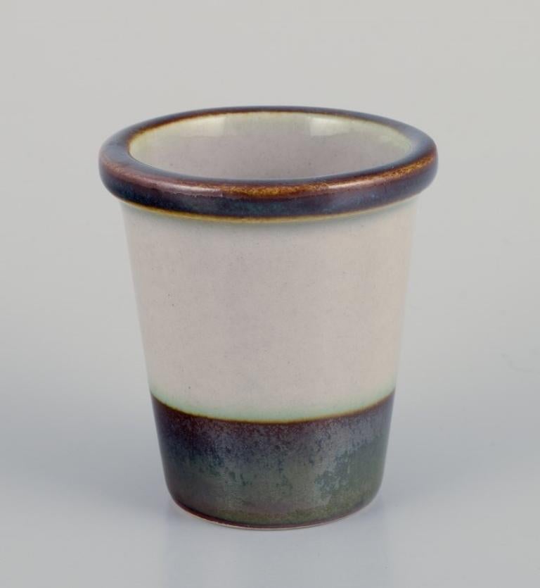 Bing & Grøndahl, Tema. Four egg cups in stoneware.
From the 1970s.
Model 696.
Marked.
In perfect condition.
First factory quality.
Dimensions: Height 6.0 cm x Diameter 5.5 cm.