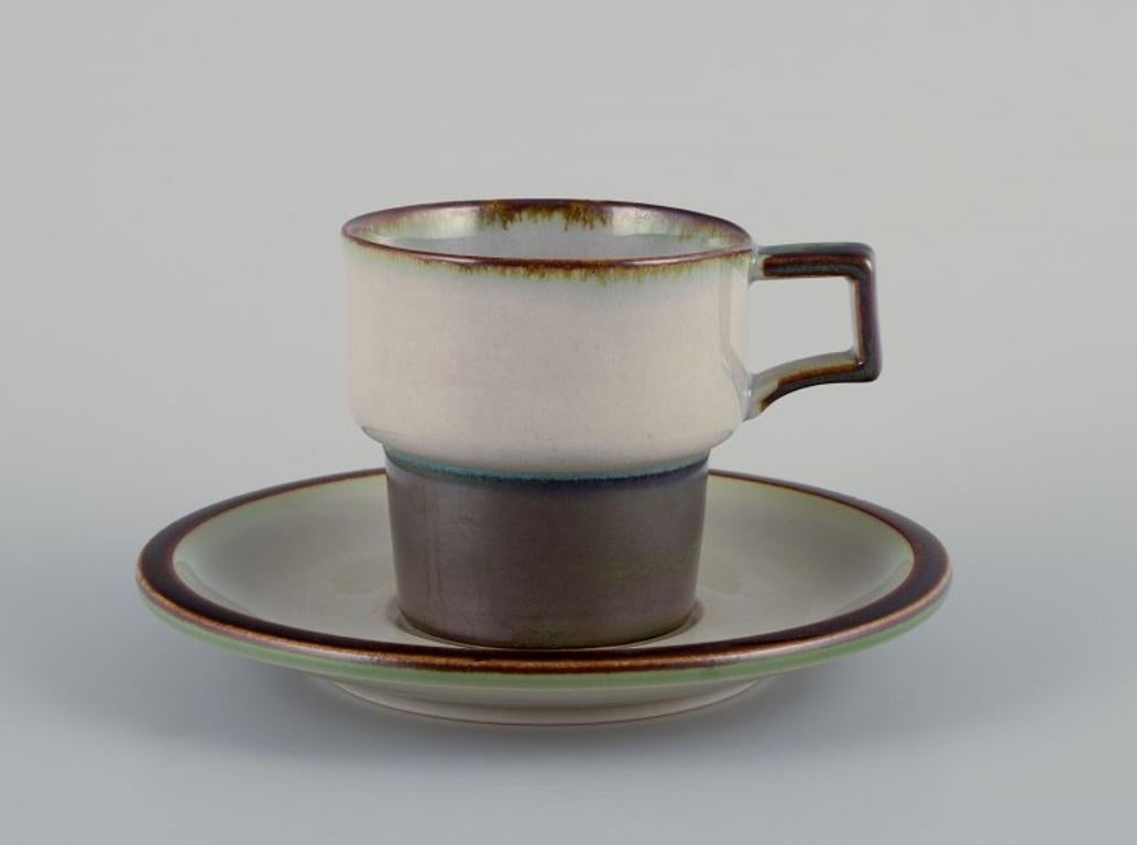 Bing & Grøndahl, Tema. Quatre ensembles de tasses à café en grès.
Depuis les années 1970.
Modèle : 305.
Marqué.
En parfait état.
Première qualité d'usine.
Tasse : Diamètre 7,5 cm sans anse x Hauteur 7,2 cm.
Soucoupe : Diamètre 15.0 cm.