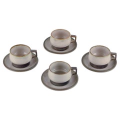 Bing & Grøndahl, "Tema". Quatre ensembles de tasses à thé et soucoupes en grès.