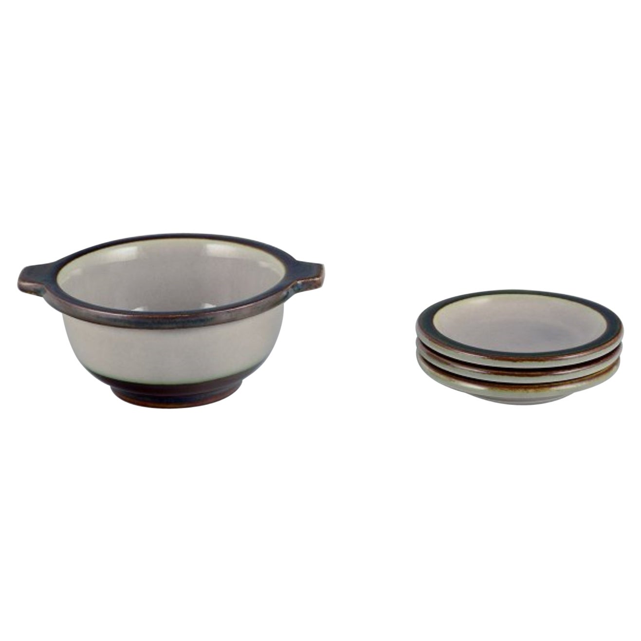 Bing & Grøndahl, "Tema". Trois petites assiettes et un petit bol en grès