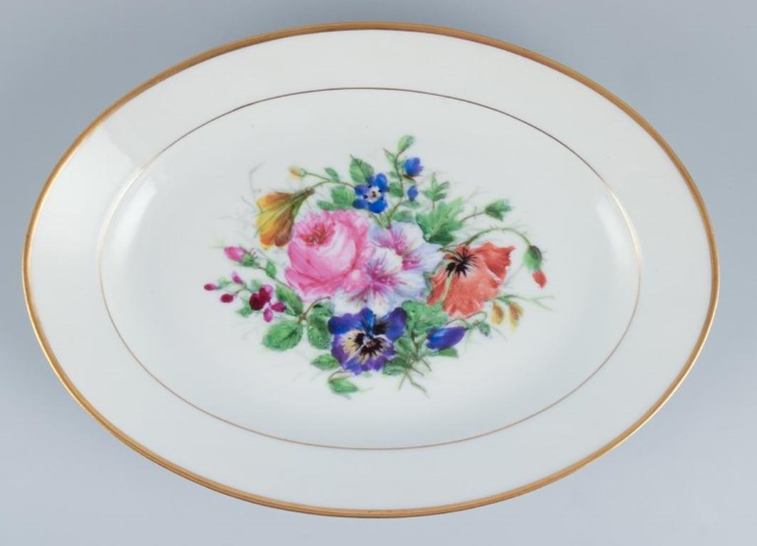 Bing & Grøndahl, two oval platters hand-painted with polychrome flower motifs and gold trim.
From the 1920s.
Marked.
First factory quality.
Perfect condition.
Dimensions: Length 27.9 cm x Height 3.4 cm.