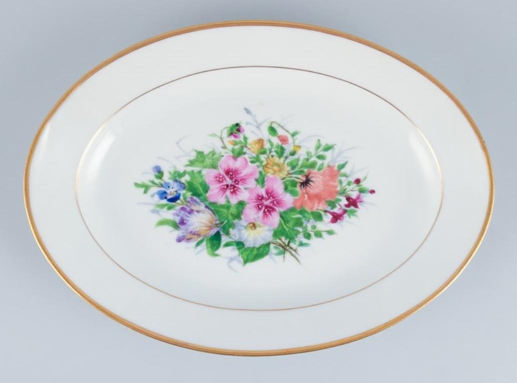 Bing & Grøndahl, zwei ovale Teller, handbemalt mit polychromen Blumenmotiven (Dänisch) im Angebot