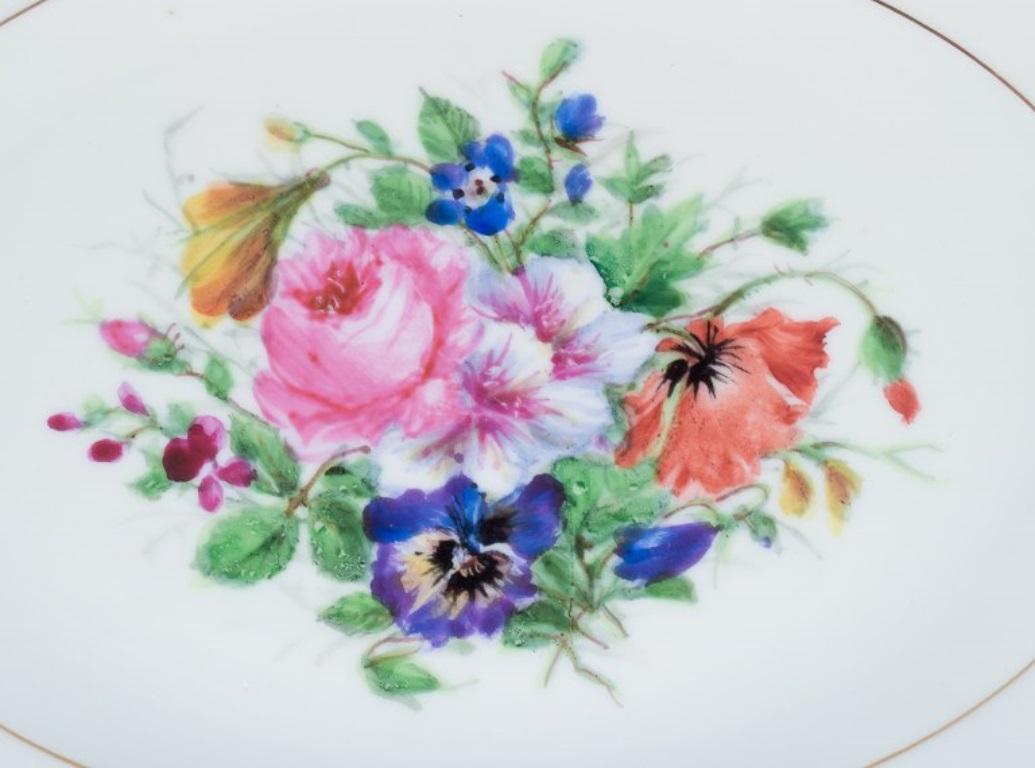 Bing & Grøndahl, zwei ovale Teller, handbemalt mit polychromen Blumenmotiven (Handbemalt) im Angebot