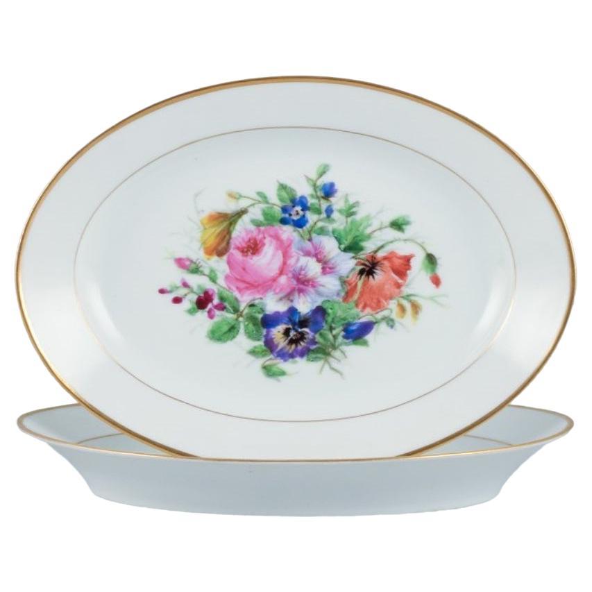 Bing & Grøndahl, zwei ovale Teller, handbemalt mit polychromen Blumenmotiven im Angebot