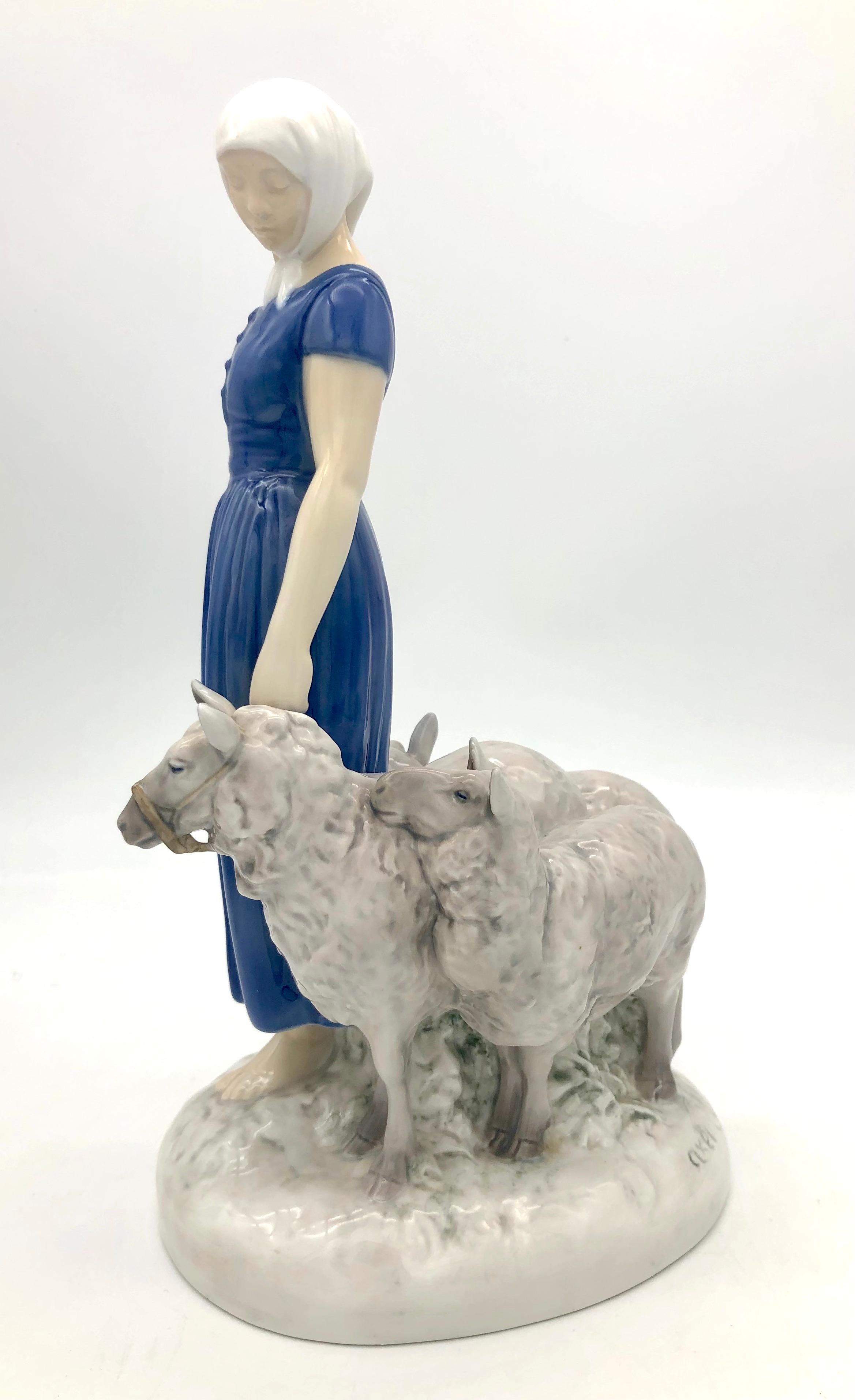 Bing & Grøndahl Kopenhagen Axel Locker Porcelain Sculpture Young Sheperdess    In Excellent Condition For Sale In Munich, DE