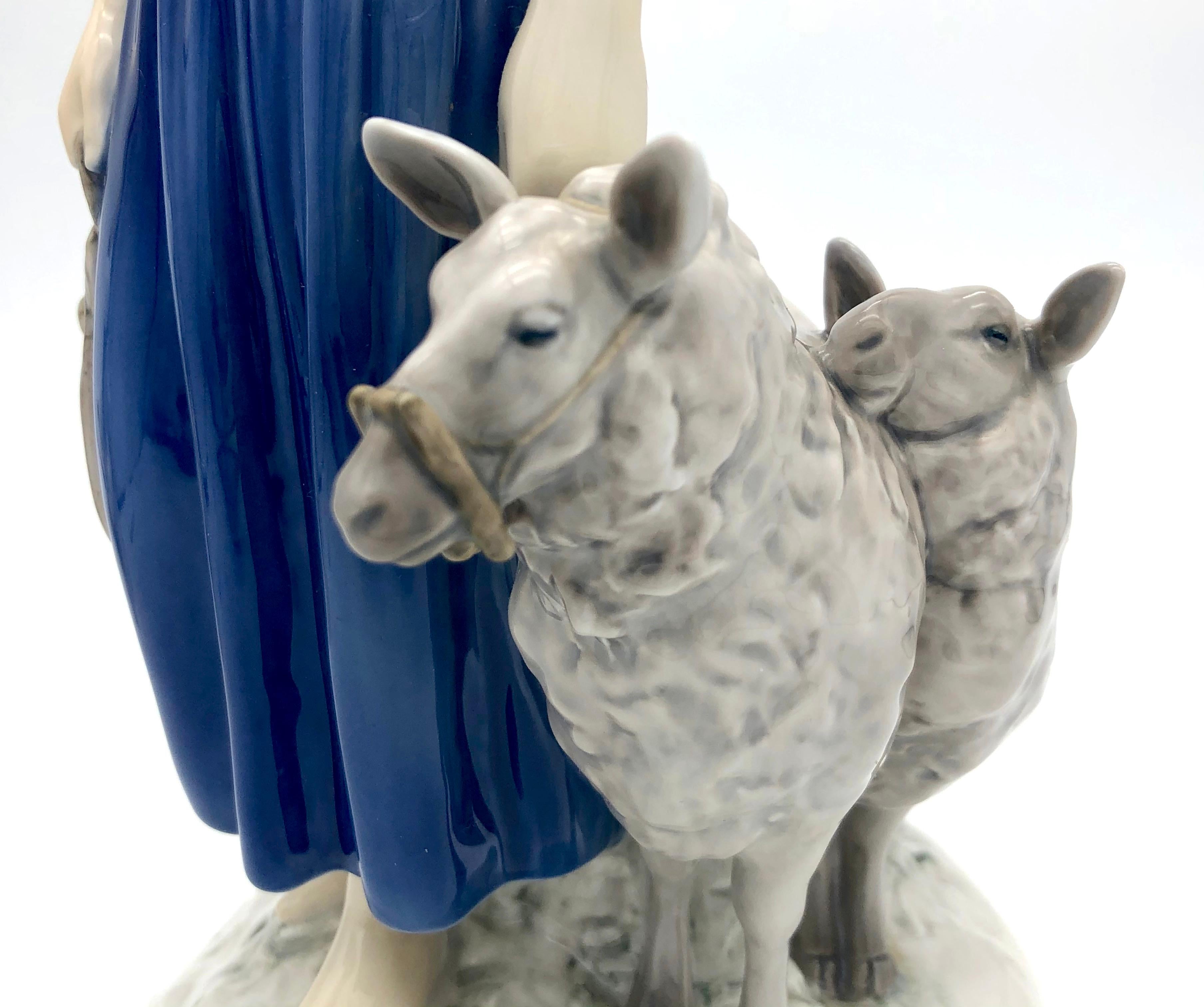 Milieu du XXe siècle Bing & Grndahl Kopenhagen Axel Locker - Sculpture en porcelaine - Jeune Sheperdess    en vente