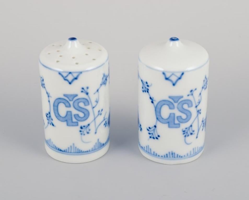 Bing & Grondahl, a pair of porcelain salt shakers, Blue Fluted.
Hand-painted with monogram in decoration.
1920-1930s.
Marked.
First factory quality.
In perfect condition.
Dimensions: H 6.8 x D 4.5 cm.

