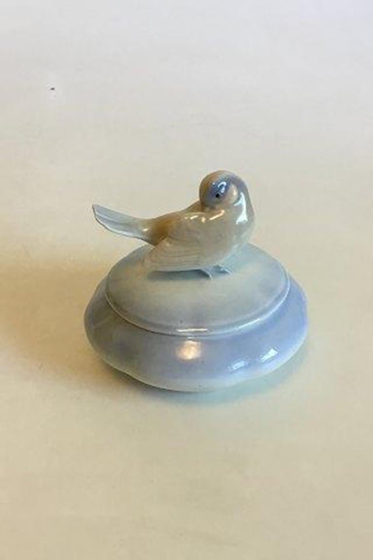 Beautiful Glass/Pot/BONBONIERE with a small bird at the porcelain lid 