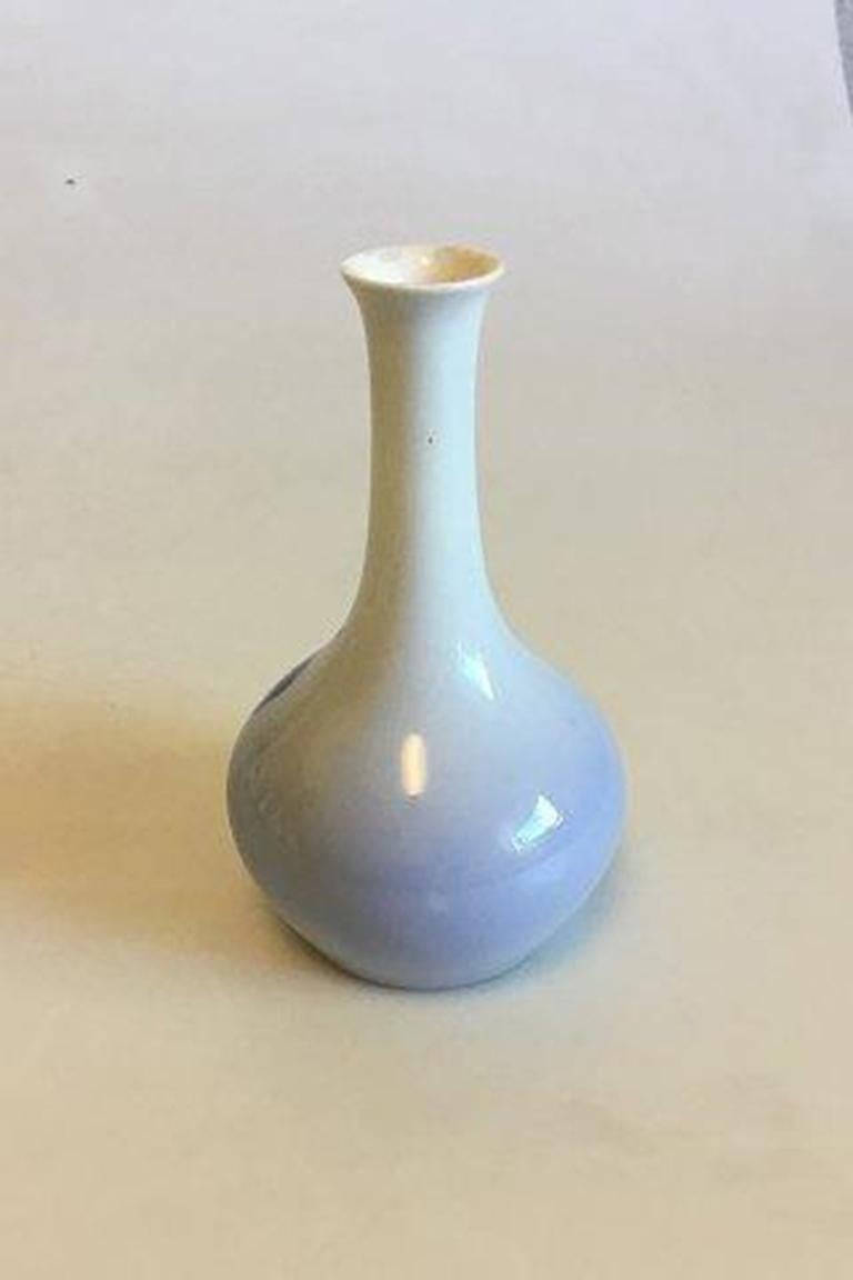 Vaso piccolo in stile Art Nouveau di Bing & Grondahl. 

Misura 11,7 cm / 4 39/64 in. Chip in cima.
  