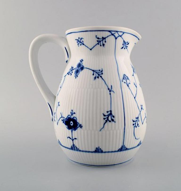 Bing & Grondahl, B&G blue fluted pitcher.
Hotel/Restaurant porcelain, with monogram.
Measures: 18 cm. x 9 cm. Number 2046.
1st. factory quality, in perfect condition.