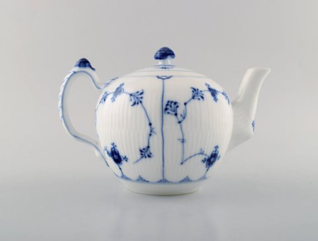 Bing & Grondahl / B&G, Blue Fluted. Teapot.
Measures: 21 x 14.5 cm.
In perfect condition. 2nd factory quality.
Early stamp: 1915-1947.