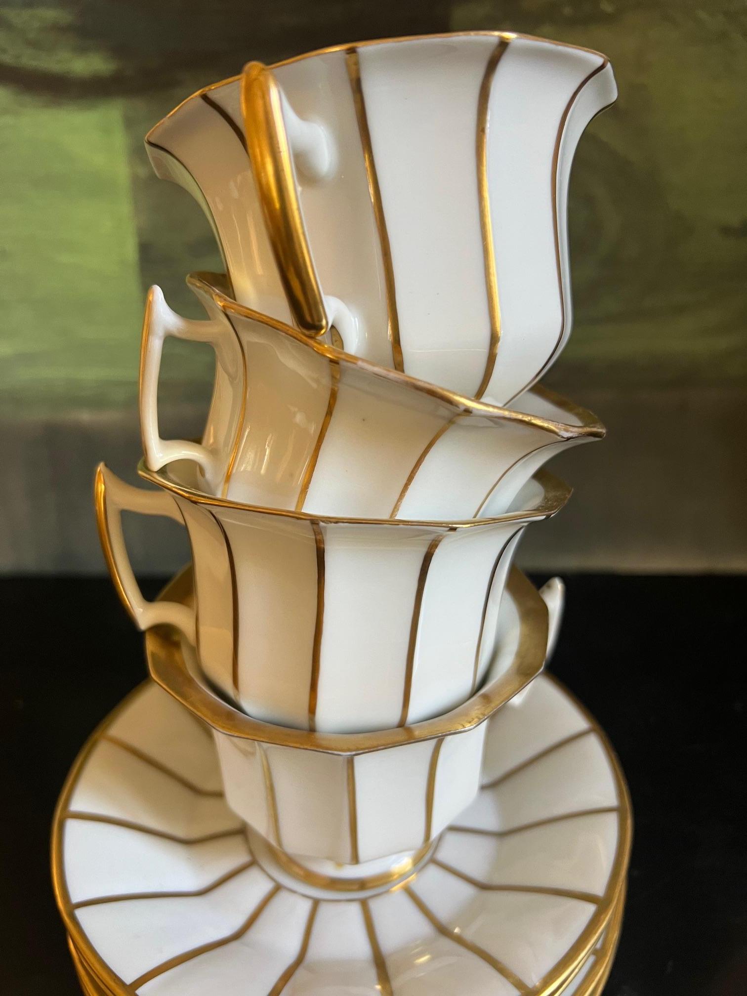 Ensemble de quatre tasses et soucoupes fabriquées par Bing & Grondahl au Danemark dans les années 1950.  
La manufacture de porcelaine Bing & Grondahl a été créée le 19 avril 1853 par Vilhelm Grondahl et les frères Meyer et Jacob Herman Bing, qui