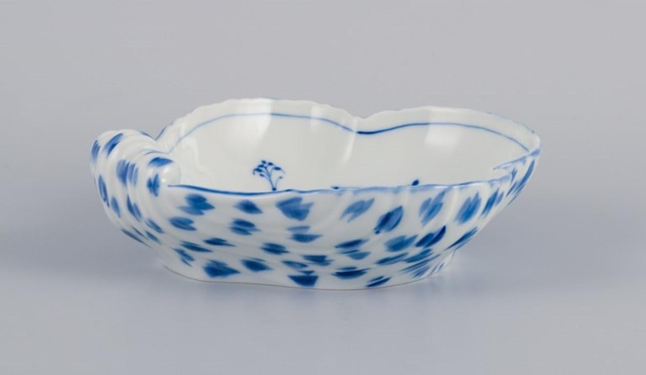 Bing & Grondahl, Dinamarca. Cuenco acanalado en forma de mejillón pintado a mano en azul.
Aproximadamente 1930.
En excelente estado.
Segunda calidad de fábrica.
Marcado.
Dimensiones: L 16,5 x P 17,0 x A 4,5 cm.


