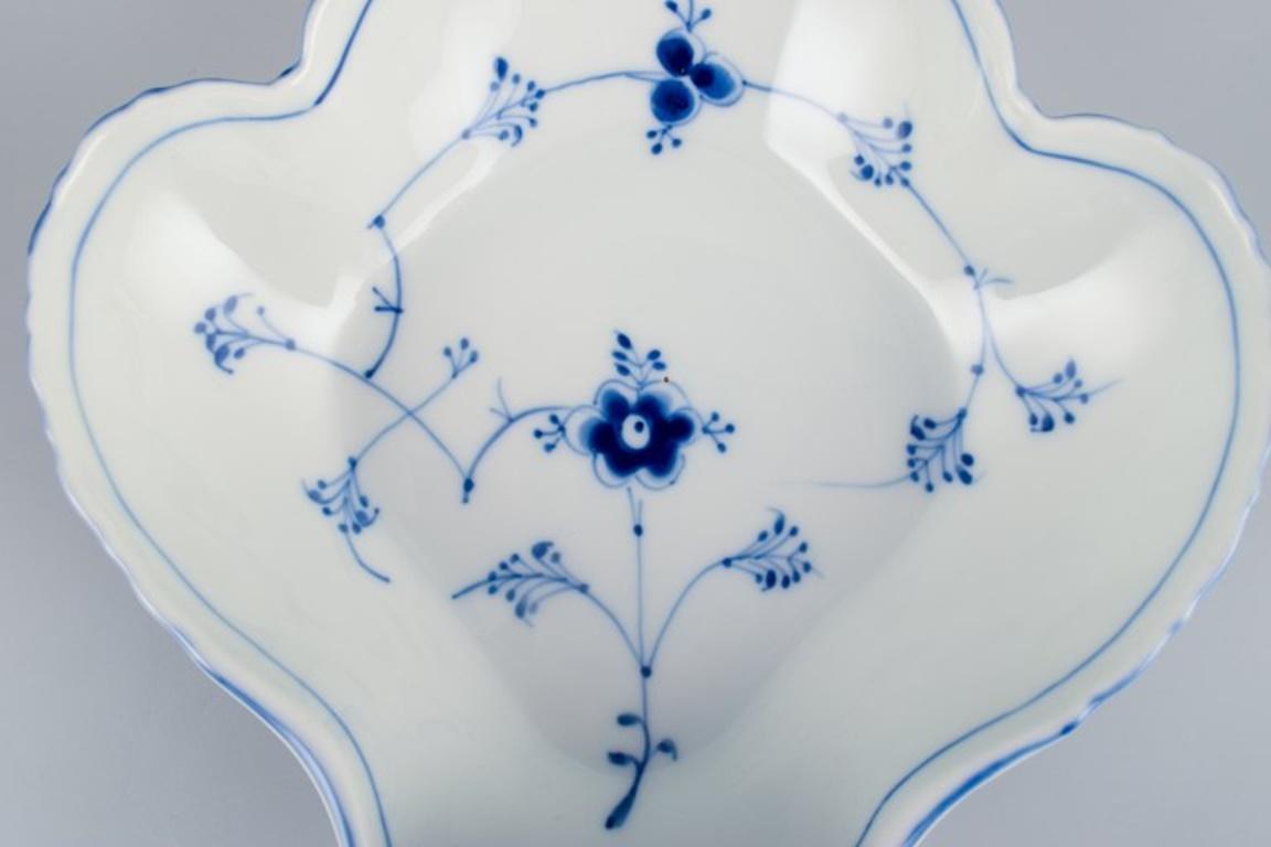 Bing & Grondahl, Dinamarca, Cuenco acanalado azul en forma de mejillón, años 30 Pintado a mano en venta
