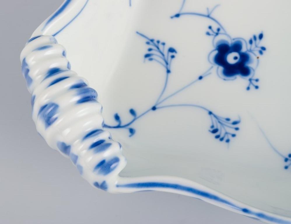 Bing & Grondahl, Dinamarca, Cuenco acanalado azul en forma de mejillón, años 30 en Excelente estado para la venta en Copenhagen, DK
