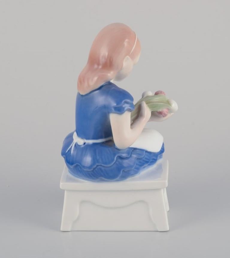 Danese Bing & Grondahl, Danimarca. Statuetta in porcellana di una ragazza seduta con fiori in vendita