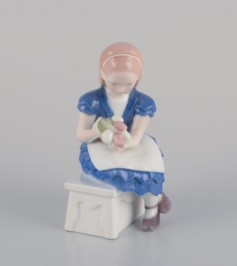 Bing & Grondahl, Danimarca. Statuetta in porcellana di una ragazza seduta con fiori In condizioni ottime in vendita a Copenhagen, DK