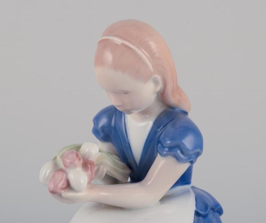 Metà XX secolo Bing & Grondahl, Danimarca. Statuetta in porcellana di una ragazza seduta con fiori in vendita