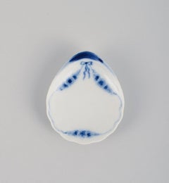 Bing & Grondahl, Empire. Two small bowls, two salt shakers in porcelain. 1920s.