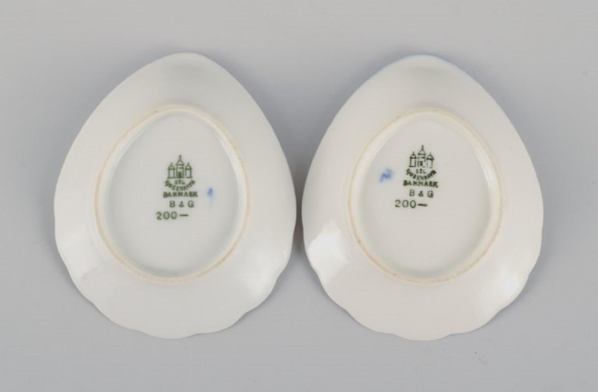 Bing & Grondahl, Empire. Zwei kleine Schalen, zwei Salzstreuer aus Porzellan. 1920er Jahre.  (Frühes 20. Jahrhundert) im Angebot