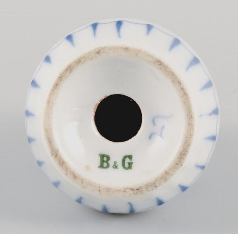 Bing & Grondahl, Empire. Two small bowls, two salt shakers in porcelain. 1920s.  For Sale 2