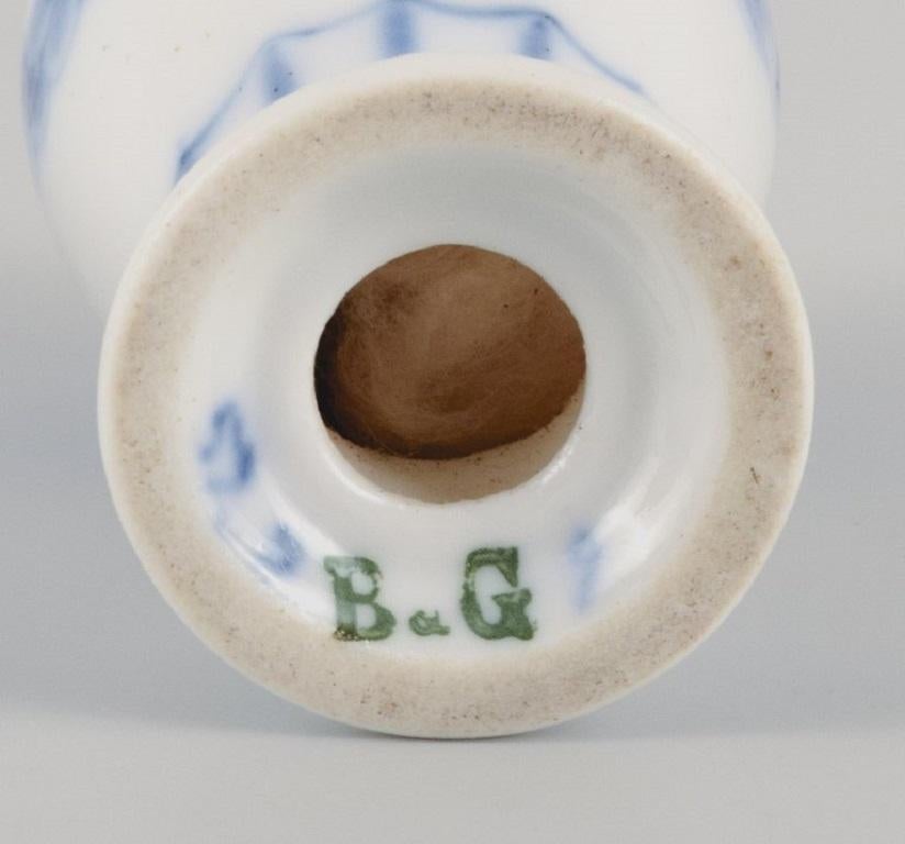 Bing & Grondahl, Empire. Two small bowls, two salt shakers in porcelain. 1920s.  For Sale 3