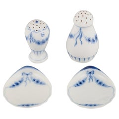 Bing & Grondahl, Empire. Two small bowls, two salt shakers in porcelain. 1920s.