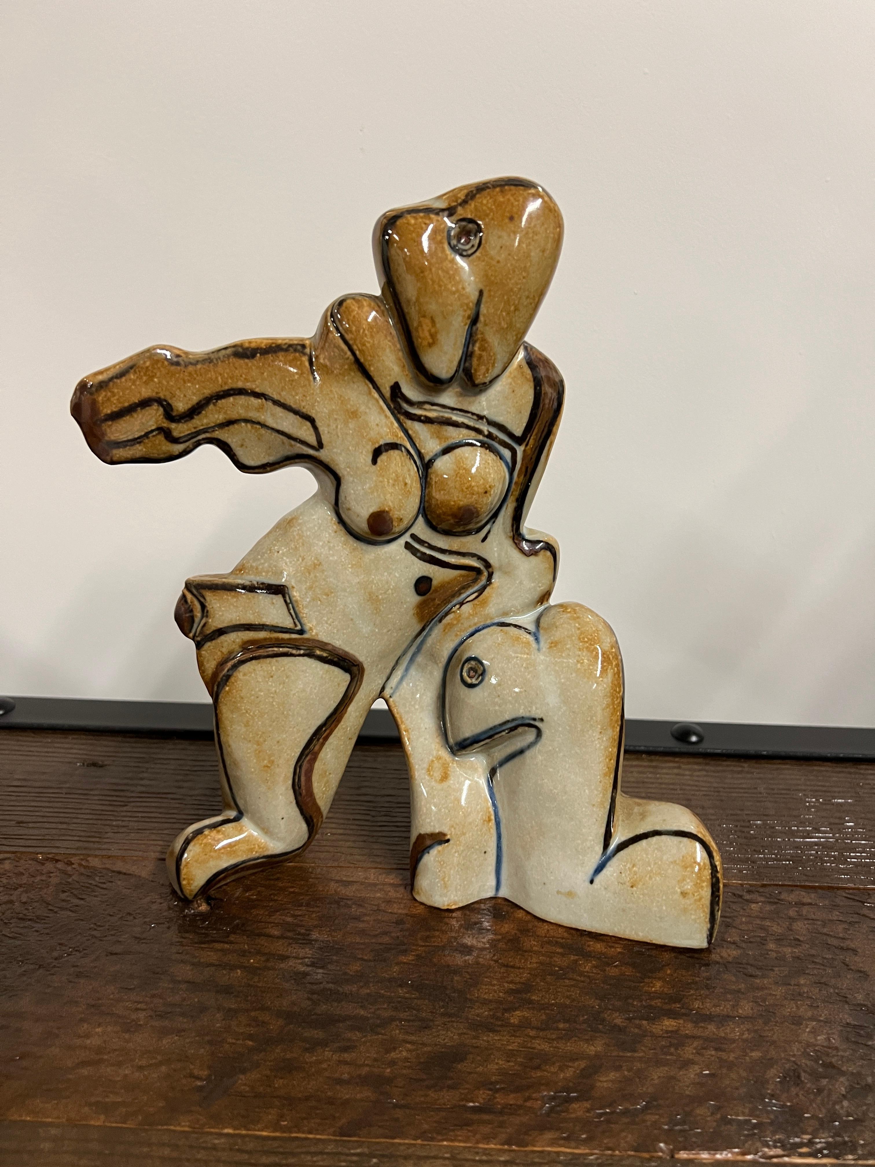 Il s'agit de la figurine n° 7051 de Sten Lykke Madsen pour Bing & Grondahl.  Réalisée dans les années 1970, cette pièce est l'une des nombreuses figures abstraites intéressantes d'une ligne appelée Fabeldyr (créatures).  Ces pièces sont très