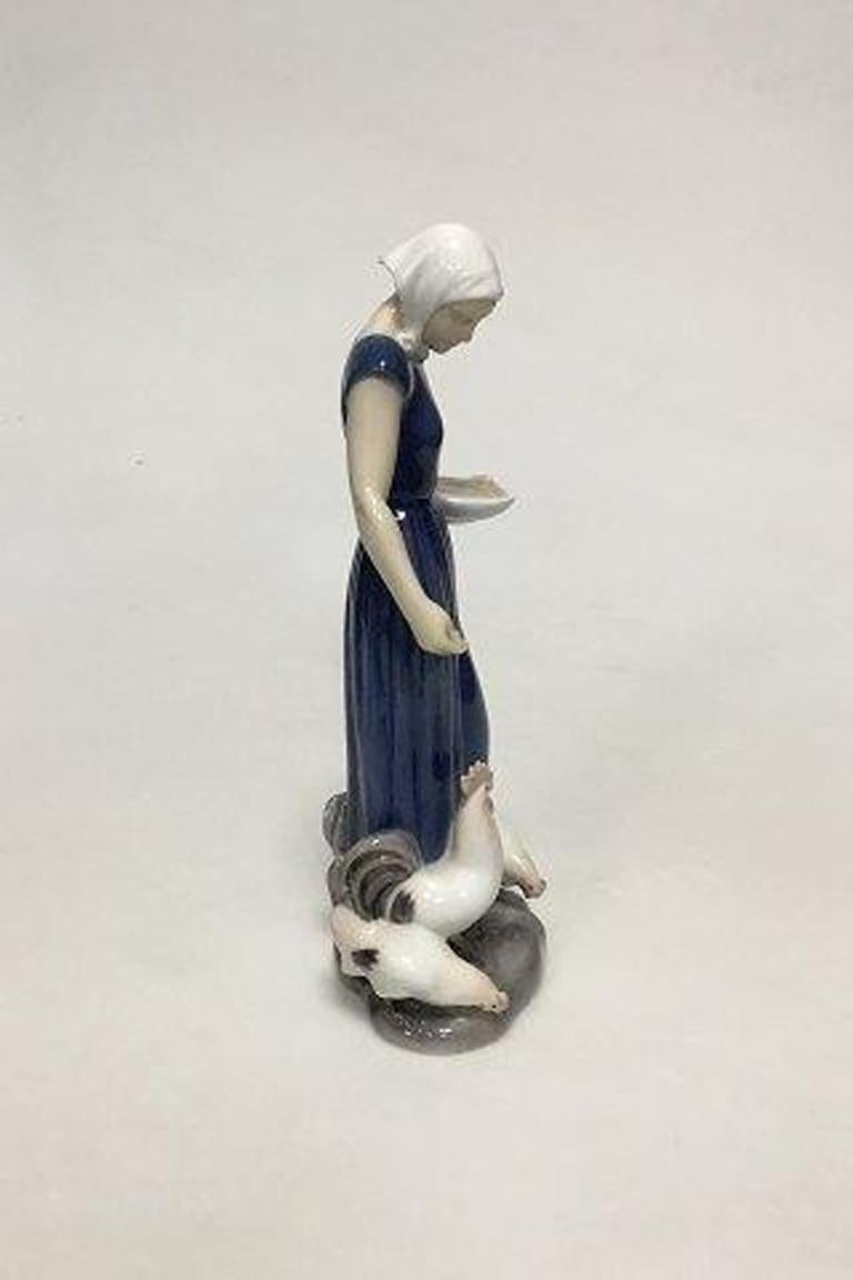 20ième siècle Bing & Figurine Grondahl d'une fille nourrissant des poulets No 2220