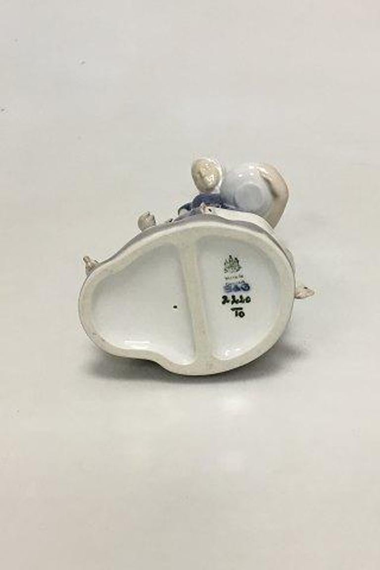 Porcelaine Bing & Figurine Grondahl d'une fille nourrissant des poulets No 2220