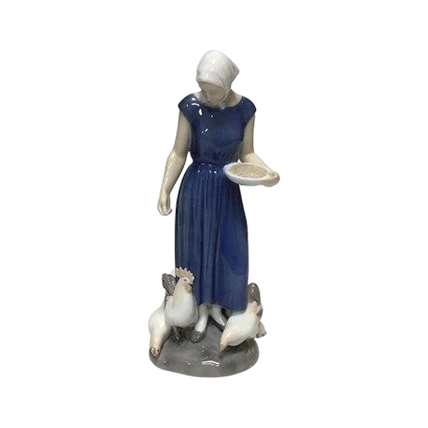 Bing & Figurine Grondahl d'une fille nourrissant des poulets No 2220