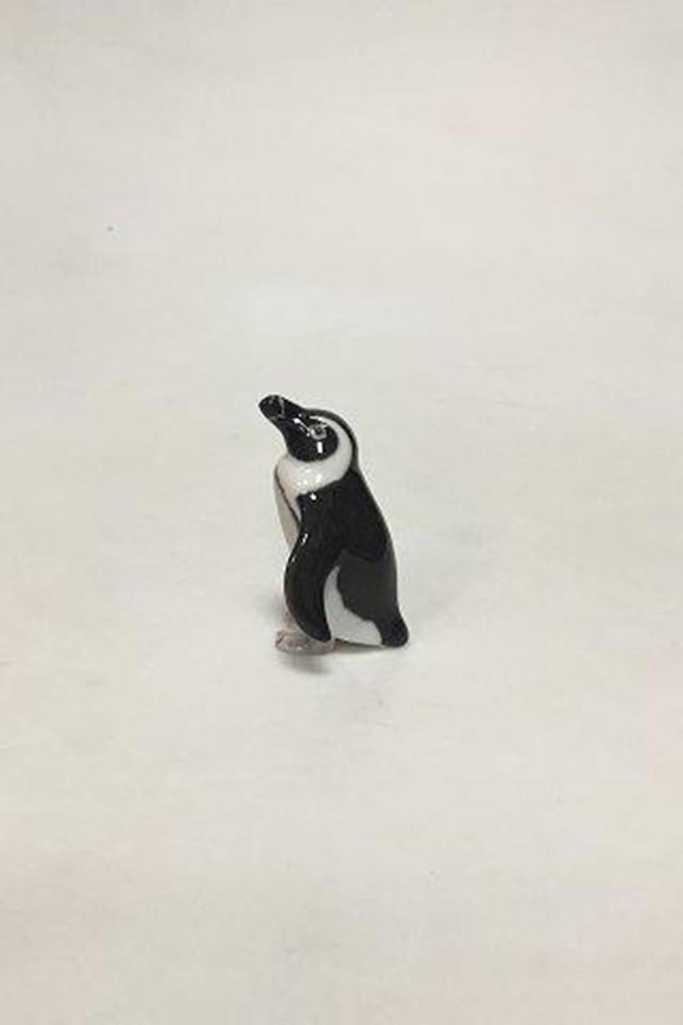 Bing & Grondahl Figurine of Penguin No 1821.

Measures 8 cm / 3 5/32 in.
