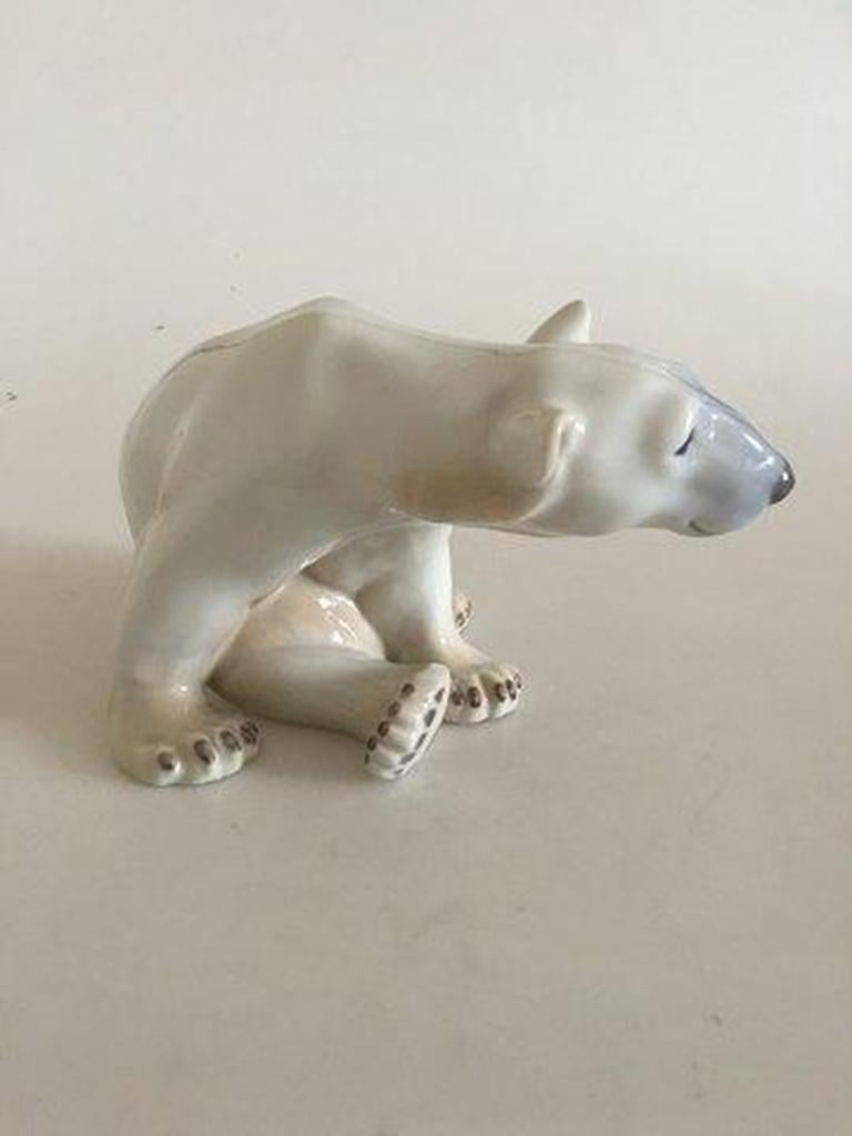 Bing & Grondahl figurine polar bear no 1629.

Measures 14cm x 11cm ( 5 1/2