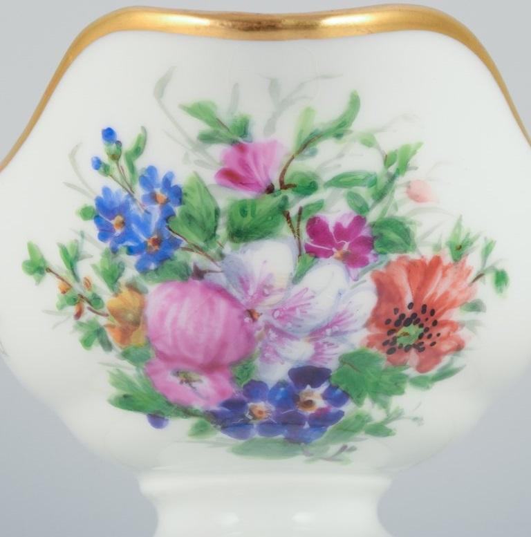 Bing & Grondahl, hand-painted sauce boat with flower motifs and gold rim For Sale 5