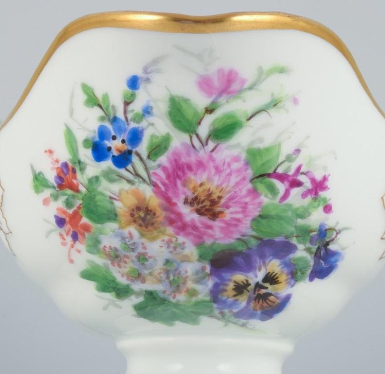 Bing & Grondahl, hand-painted sauce boat with flower motifs and gold rim For Sale 6