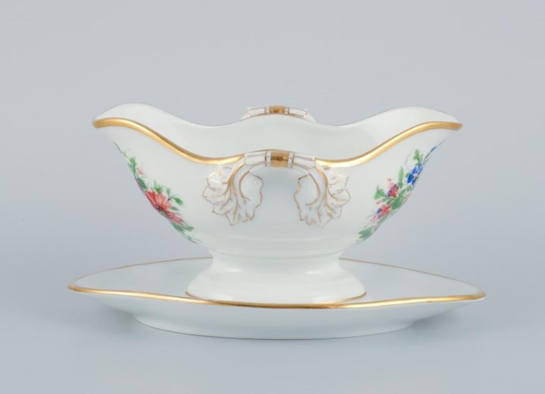 Bing & Grondahl, hand-painted sauce boat with polychrome flower motifs and gold rim.
Approximately from the 1920s.
Marked.
First factory quality.
Perfect condition.
Dimensions: Length 21.5 cm x Diameter 13.0 cm x Height 11.0 cm.